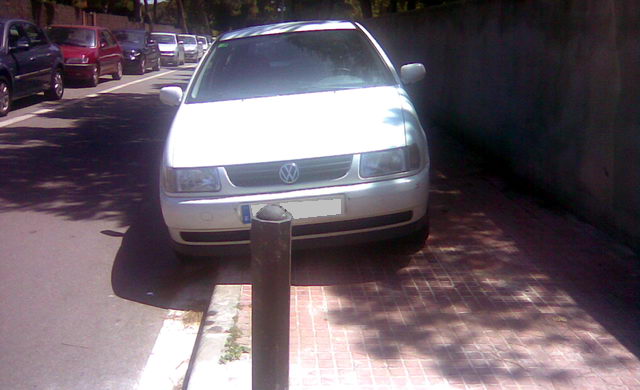 Vehicles aparcats sobre la vorera mar del carrer Cunit de Gav Mar entre els carrers Roses i Palams (19 de Juliol de 2009)