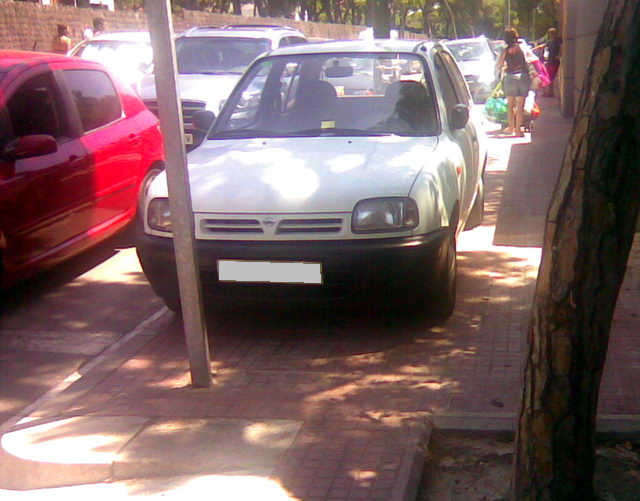 Vehicle aparcat sobre la vorera mar del carrer Cunit de Gav Mar entre els carrers Roses i Palams. Vehicle multat (19 de Juliol de 2009)