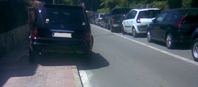 Vehculo aparcado sobre la acera mar de la calle Cunit de Gav Mar entre las calles Roses y Palams. Vehculo multado (19 de Julio de 2009)