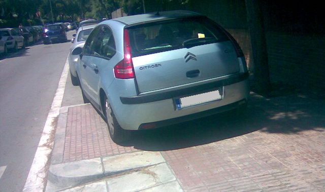 Vehculo aparcado sobre la acera de la calle Cunit de Gav Mar, muy cerca de la calle Roses. Vehculo multado (19 de Julio de 2009)