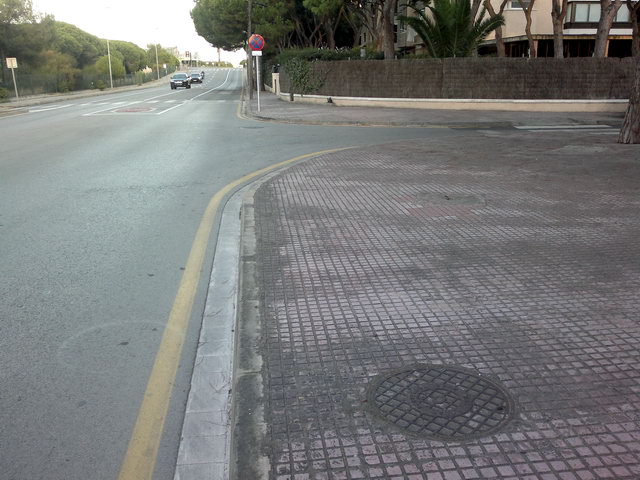 Nova senyalitzaci vertical i horitzontal per impedir l'aparcament a la vorera mar de l'avinguda d'Europa de Gav Mar (entre el carrer de Garraf i l'Avinguda del mar) (8 octubre 2011)