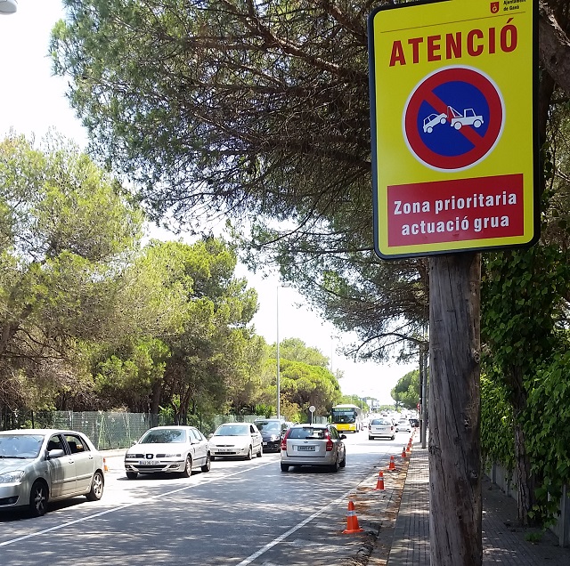 Nova senyalitzaci vertical i cons installats a l'avinguda d'Europa de Gav Mar per impedir l'aparcament a la vorera mar (entre el carrer de Garraf i l'Avinguda del mar) (26 Juny 2016)