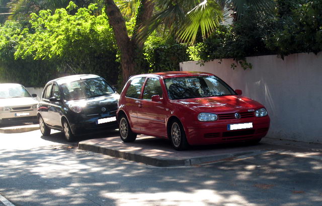 Vehicle completament aparcat sobre la vorera del carrer de Calafell de Gavà Mar sense esta multat ni retirat per la grua municipal (Dilluns 1 de juny de 2009)