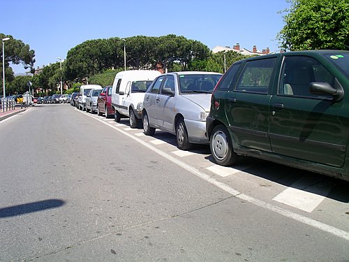 Cotxes aparcats en una zona prohibida al pont del carrer Calafell de Gav Mar sobre la Riera dels Canyars (Estiu de l'any 2006)