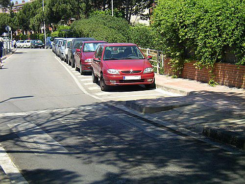 Cotxes aparcats en una zona prohibida al pont del carrer Calafell de Gav Mar sobre la Riera dels Canyars (Estiu de l'any 2006)