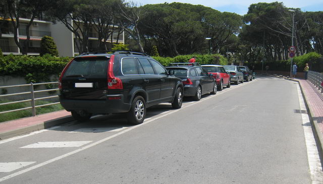 Cotxes aparcats en una zona prohibida al pont del carrer Calafell de Gav Mar sobre la Riera dels Canyars (17 de Maig de 2009)