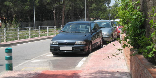 Cotxes aparcats en una zona prohibida al pont del carrer Calafell de Gav Mar sobre la Riera dels Canyars (17 de Maig de 2009)