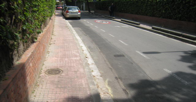 Espacio libre para aparcar en la calle Calafell de Gav Mar mientras unos cuantos coches aparcan en una zona prohibida en el puente de la calle Calafell sobre la Riera dels Canyars a slo unos 50 metros de distancia (17 de Mayo de 2009)