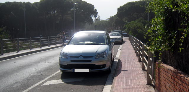 Cotxes aparcats en una zona prohibida al pont del carrer Calafell de Gav Mar sobre la Riera dels Canyars a les 18h de la tarda (13 de Juny de 2009)