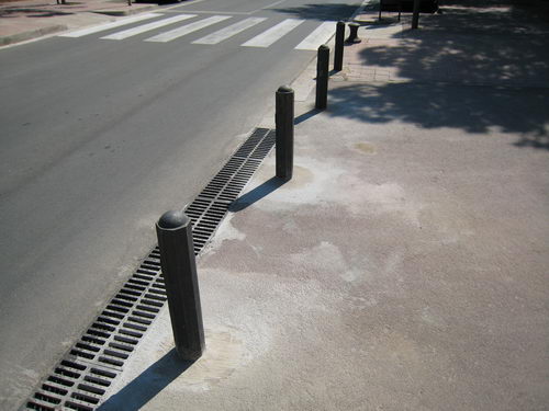 Pilons mòbils substituits per pilons fixes al tram de vianants del carrer Amposta de Gavà Mar (Maig de 2007)