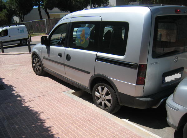 Vehculo aparcado mayoritariamente sobre la acera en el cruce de la calle Cunit y de la calle Amposta de Gavà Mar sin estar multado ni retirado por la gra municipal (Domingo 22 de junio de 2008 - 11:19h)