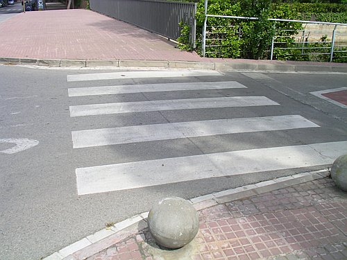 Pas de vianants de l'encreuament de l'avinguda d'Europa amb el carrer Salou de Gav Mar sense rampes (Estiu de l'any 2006)