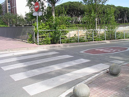 Pas de vianants de l'encreuament de l'avinguda d'Europa amb el carrer Salou de Gav Mar sense rampes (Estiu de l'any 2006)