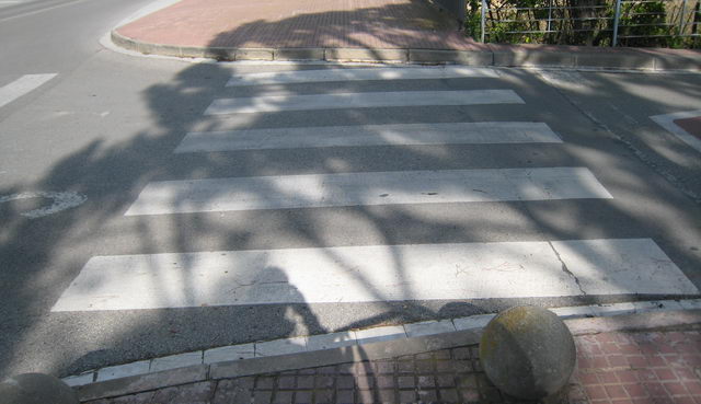 Paso de peatones del cruce de la avenida de Europa con la calle Salou de Gav Mar sin rampas (17 de Abril de 2009)