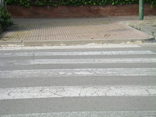 Falten rampes per a vianants a l'encreuament dels carrers Premi i Tellinaires de Gav Mar (Octubre de 2006)