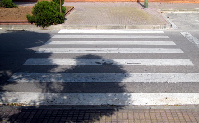 Pas de vianants de l'encreuament dels carrers Tellinaires i Premi de Gav Mar sense rampes (25 de Maig de 2009)