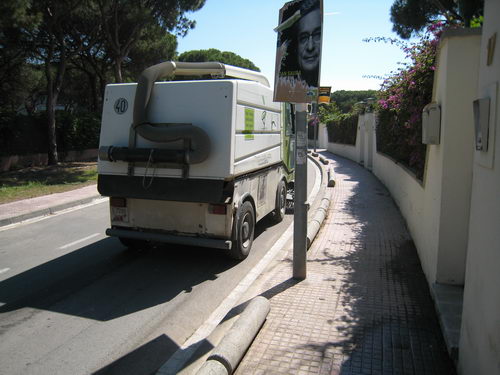 Vehicle netejant el carrer Calafell de Gavà Mar (Maig de 2007)