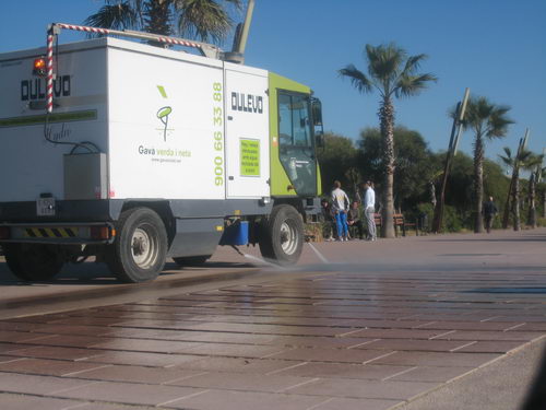 Vehicle netejant el passeig marítim de Gavà Mar (Novembre de 2007)