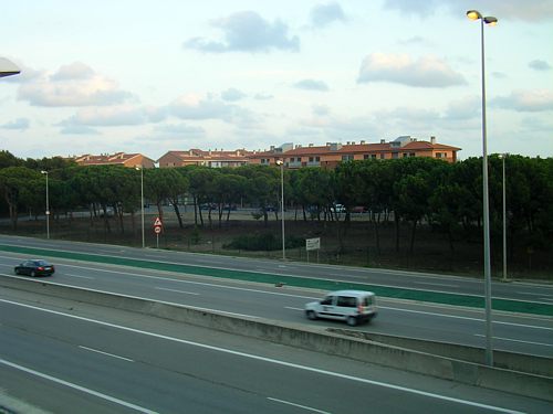 Imagen de la proximidad de Central Mar (Gav Mar) a la autova de Castelldefels (C-31)