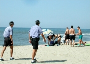 Policia Local de Gav efectuant tasques de vigilncia a la platja de Gav Mar