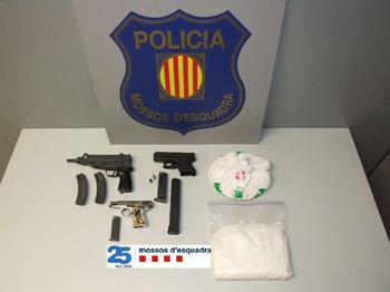Armes i drogues decomissades pels Mossos d'Esquadra als narcotraficants que van protagonitzar un tiroteig a Gavà Mar el 8 de Gener de 2009