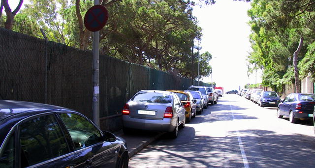 Imatge del carrer Llan de Gav Mar amb els cotxes dels incvics aparcats sobre la vorera impedint el seu s pels vianants i ignorant el senyal de prohibit l'aparcament (13 de maig de 2009)