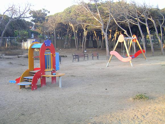 Fotografia del parc infantil de Central Mar (Gav Mar) realitzada el juny de l'any 2006