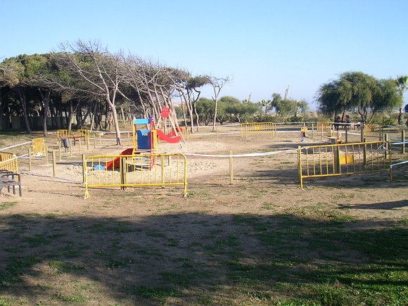 Obres de tancament del parc infantil de Central Mar (Gavà Mar) (11 de gener de 2007)