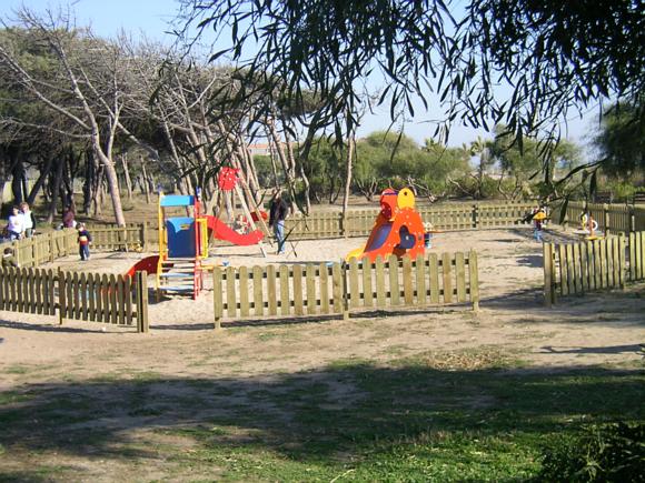Parque infantil de Central Mar totalmente vallado y con dos nuevos juegos en su parte central (20 de enero de 2007)