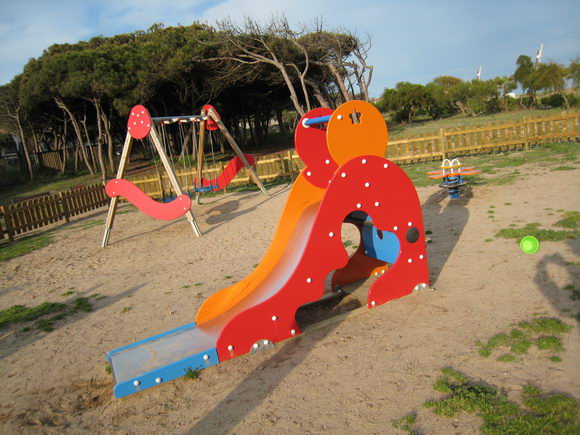 Un dels dos nous jocs del parc infantil de Central Mar (20 de gener de 2007)