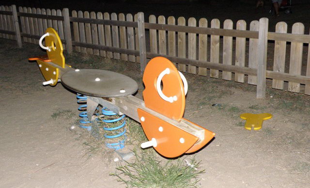 Balanc del parc infantil de Gav Mar amb un dels dos seients totalment fora del seu lloc (11 de Setembre de 2010)