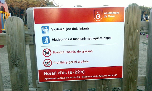 Cartell informatiu contra l'incivisme, installat per l'Ajuntament de Gav a petici de l'AVV de Gav Mar just a l'entrada del parc infantil de Central Mar (16 de Novembre de 2010)