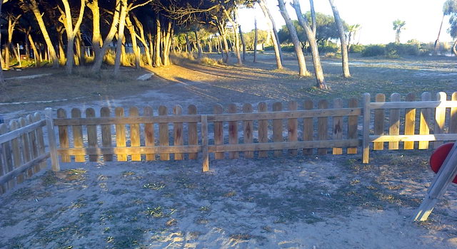 Tanca reposada per l'Ajuntament de Gav a petici de l'AVV de Gav Mar en el parc infantil de Central Mar (16 de Novembre de 2010)