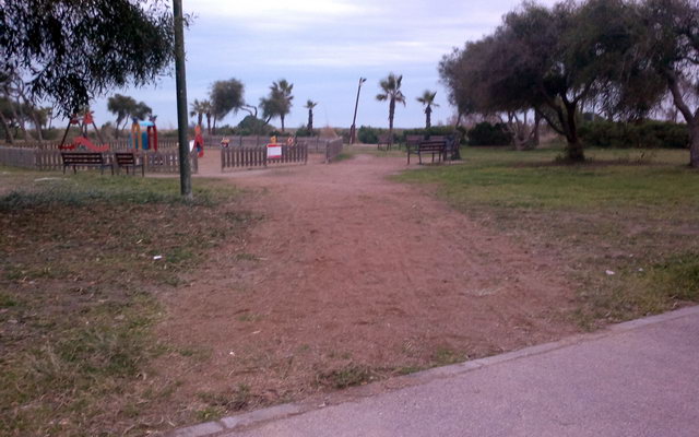 Nueva arena en el camino que conecta la zona de petones de la avenida del mar de Gav Mar con el parque infantil de Central Mar (14 de Diciembre de 2012)