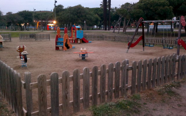 Parc infantil de Central Mar (Gav Mar) amb la sorra renovada per l'Ajuntament de Gav (14 de Desembre de 2012)