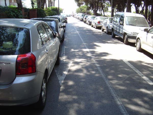 Fotografia realitzada l'estiu de l'any 2006 al carrer L'Escala de Gav Mar mostrant l'incivisme d'alguns conductors aparcant sobre les voreres