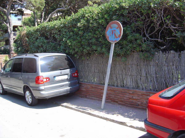 Fotografia realitzada l'estiu de l'any 2006 al carrer L'Escala de Gav Mar