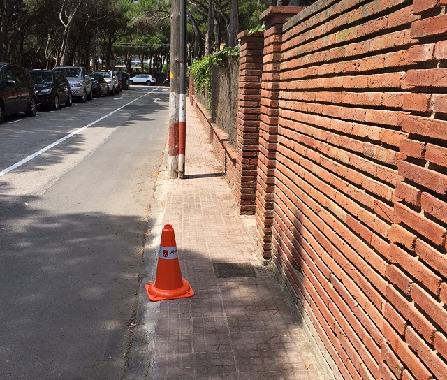 Cons installats al carrer de L'Escala de Gav Mar per impedir l'aparcament de vehicles sobre la vorera (13 Juny 2016)