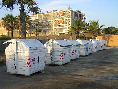 8 contenidors de l'àrea metropolitana instal·lats al Passeig Marítim de Gavà Mar (Estiu de 2006)