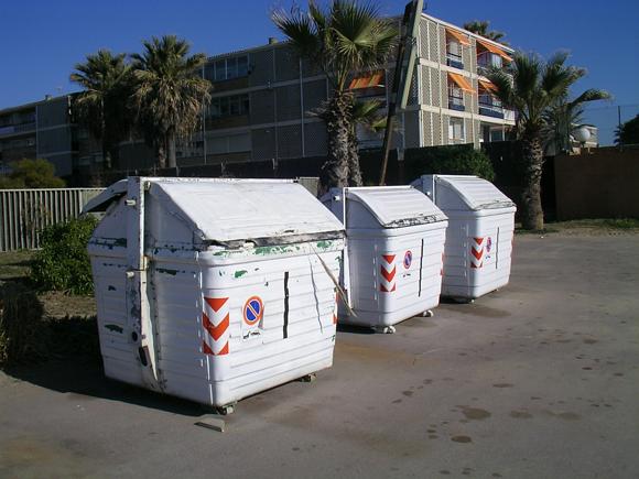 Encara queden 3 contenidors de l'àrea metropolitana instal·lats al Passeig Marítim de Gavà Mar (Gener de 2007)
