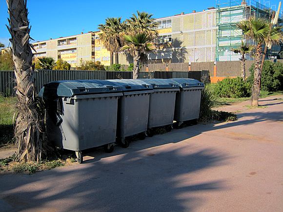 S'han substituït els contenidors per uns de més petits i s'han apartat més del passeig (Maig de 2007)