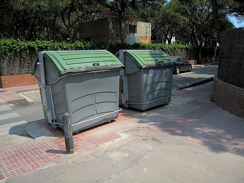 Ara hi ha dos contenidors enlloc d'un únic (Març de 2007)