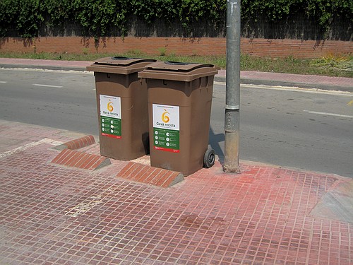 També hi ha dos contenidors de matèria orgànica (Març de 2007)