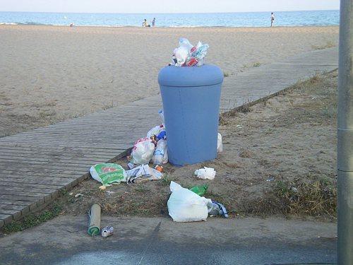 Papelera de la playa de Gavà Mar completamente llena (Verano del ao 2006)