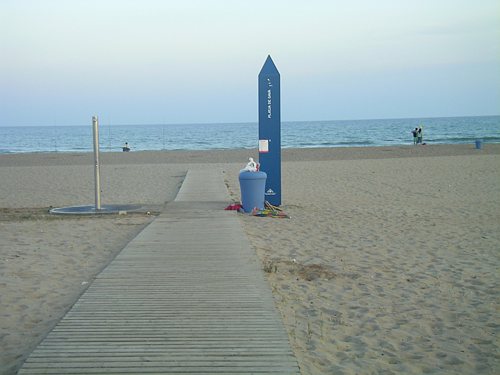 Paperera de la platja de Gavà Mar plena a vessar (Estiu 2006)