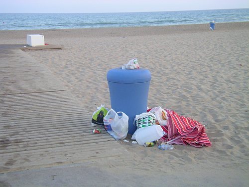 Paperera de la platja de Gavà Mar plena a vessar (Estiu 2006)