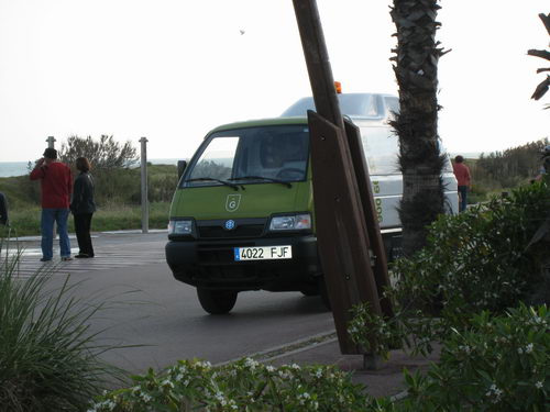 Vehicle amb el que un treballador municipal recorre el passeig marítim buidant les papereres del passeig (Març de 2007)