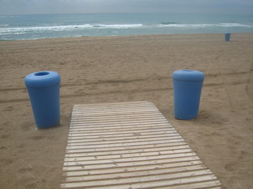 Acceso a la playa de Gavà Mar en el que se han colocado dos papeleras en lugar de una sola (Verano del ao 2007)