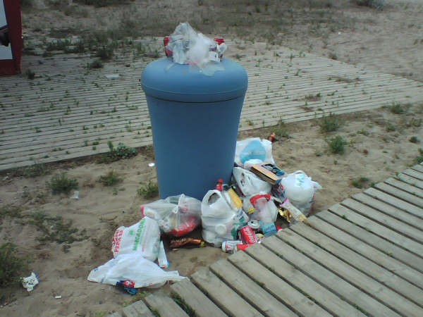 Papelera de la playa de Gavà Mar que no da abasto para toda la suciedad que los usuarios quieren depositar (Fotografía: PPC de Gavà) (Julio de 2008)