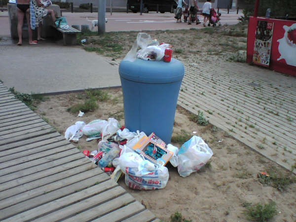 Paperera de la platja de Gavà Mar que no dóna abast per tota la brutícia que els usuaris volen depositar-hi (Fotografia: PPC de Gavà) (Juliol de 2008)